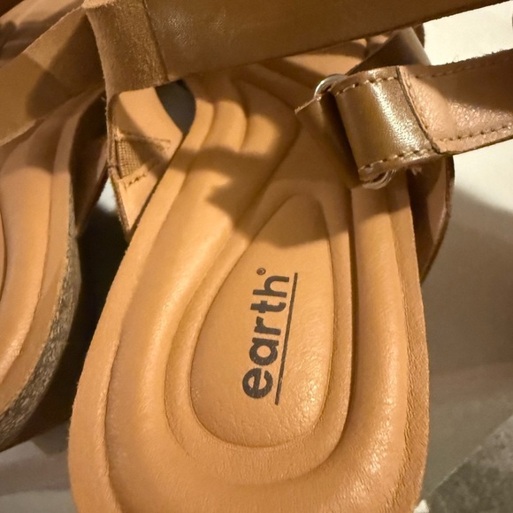 Earth Woman’s Leather Tan Strappy Sandals size 12 - Picture 2 of 6